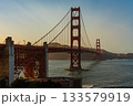 アメリカ　サンフランシスコのゴールデンゲートブリッジと夕焼け 133579919