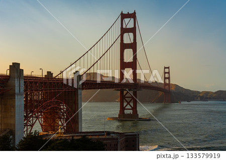 アメリカ　サンフランシスコのゴールデンゲートブリッジと夕焼け 133579919