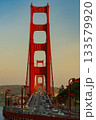 アメリカ　サンフランシスコのゴールデンゲートブリッジと夕焼け 133579920