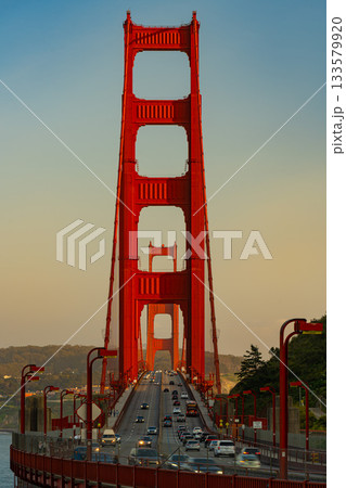 アメリカ　サンフランシスコのゴールデンゲートブリッジと夕焼け 133579920