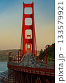 アメリカ　サンフランシスコのゴールデンゲートブリッジと夕焼け 133579921
