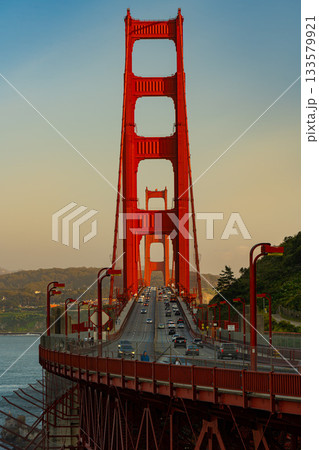 アメリカ　サンフランシスコのゴールデンゲートブリッジと夕焼け 133579921
