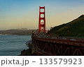 アメリカ　サンフランシスコのゴールデンゲートブリッジと夕焼け 133579923
