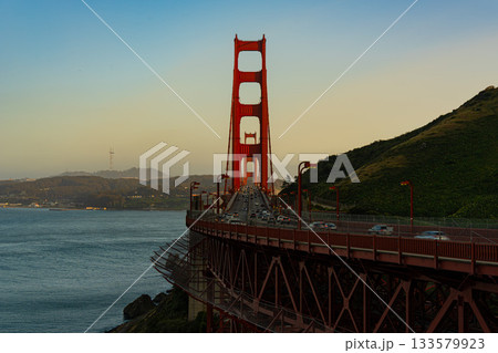 アメリカ　サンフランシスコのゴールデンゲートブリッジと夕焼け 133579923