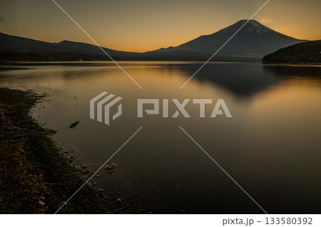 夕暮れの山中湖に映る富士山と静かな湖畔の風景（山梨県） 133580392
