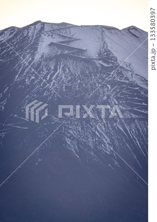 初冬の富士山山肌を切り取った迫力のアップショット 133580397