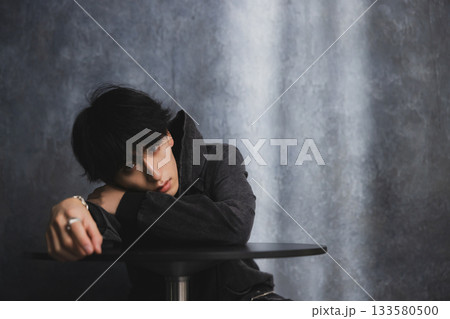 男性のポートレート 133580500