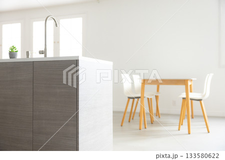 ダイニングテーブルとキッチンのあるインテリア 133580622