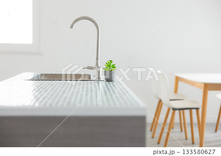 ダイニングテーブルとキッチンのあるインテリア 133580627