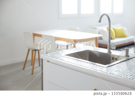 ダイニングテーブルとキッチンのあるインテリア ダイニングテーブルとキッチンのあるインテリア 133580628