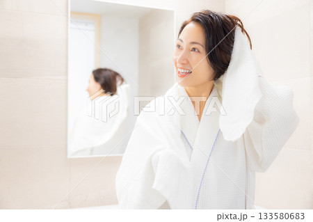 バスローブの女性　　 133580683