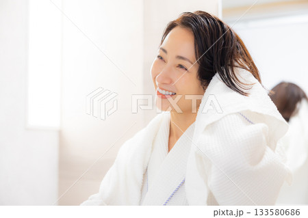 バスローブの女性　　 133580686