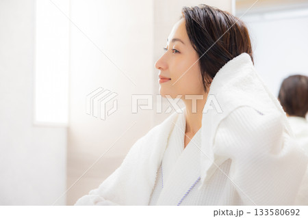 バスローブの女性　　 133580692