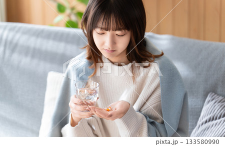 風邪の季節・薬を飲む体調不良の女性 風邪の季節・薬を飲む体調不良の女性 133580990