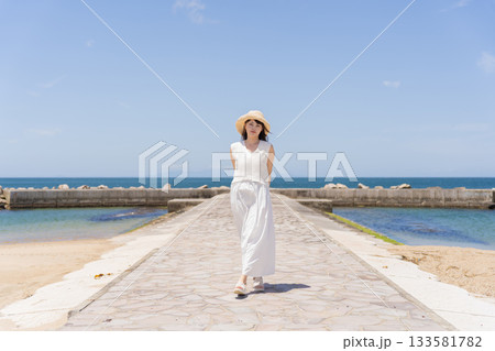 海岸で寛ぐ女性 133581782