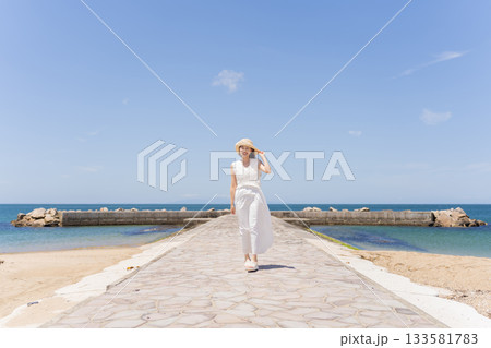 海岸で寛ぐ女性 海岸で寛ぐ女性 133581783