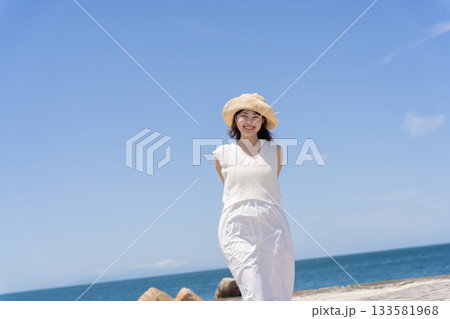 海辺を歩く女性 海辺を歩く女性 133581968