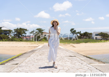 海辺を歩く女性 133581970
