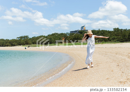 砂浜で遊ぶ女性 砂浜で遊ぶ女性 133582154