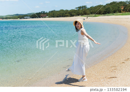 海辺で寛ぐ女性 海辺で寛ぐ女性 133582194