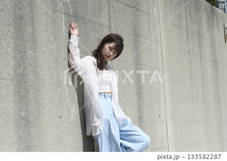 壁の前に立つ女性 壁の前に立つ女性 133582287