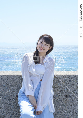 海岸で寛ぐ女性 海岸で寛ぐ女性 133582395