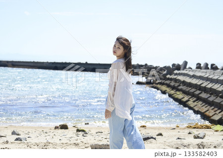 海岸を歩く女性 海岸を歩く女性 133582403
