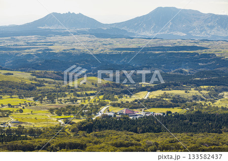 阿蘇くじゅう国立公園の飯田高原と阿蘇山 133582437