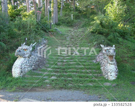 山道の入口を守る双龍の石像 133582528