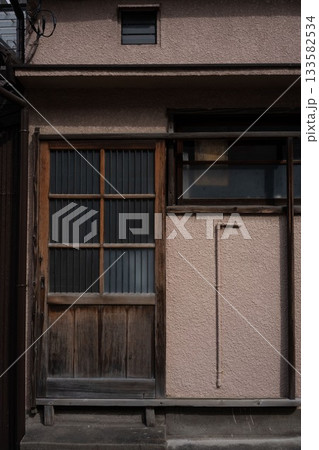 日本家屋の古い引き戸、昭和の家の木製のドア 日本家屋の古い引き戸、昭和の家の木製のドア 133582534