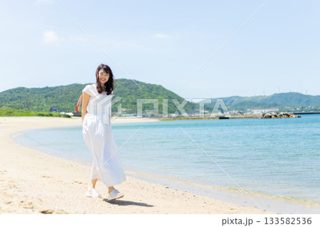 海辺を歩く女性 海辺を歩く女性 133582536