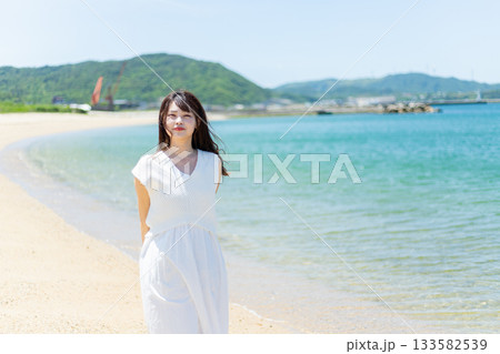 海辺を歩く女性 海辺を歩く女性 133582539