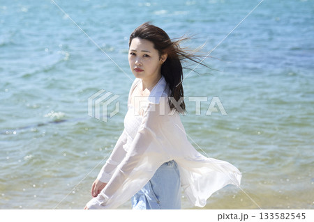 海辺を歩く女性 海辺を歩く女性 133582545