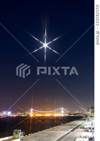 竹芝桟橋から眺めるライトアップされたレインボーブリッジの華やかな夜景と煌めく光の星 133582550