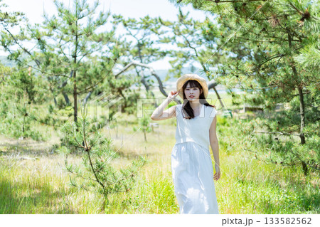 公園で寛ぐ女性 133582562