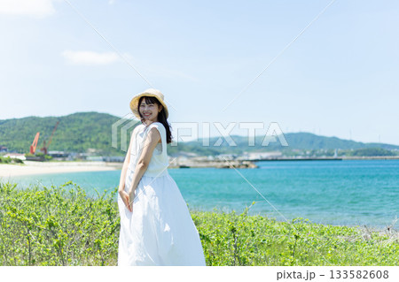 海岸で寛ぐ女性 海岸で寛ぐ女性 133582608