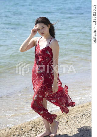 海を眺める女性 海を眺める女性 133582615