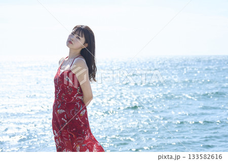海を眺める女性 133582616