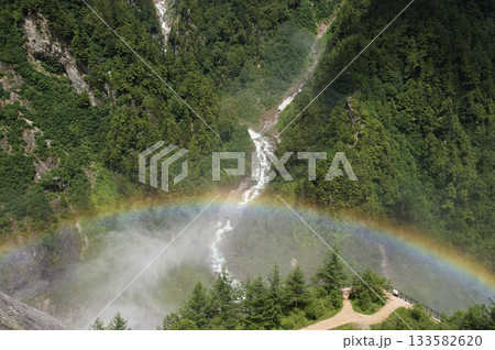 山あいの滝と広がる鮮やかな虹 山あいの滝と広がる鮮やかな虹 133582620