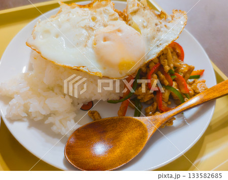 目玉焼きが乗った定番のタイ料理ガパオライス 目玉焼きが乗った定番のタイ料理ガパオライス 133582685