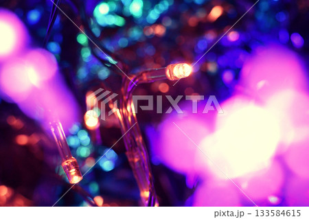 電飾のカラフルで美しい光の写真　幻想的なイルミネーション　冬　玉ボケ 133584615