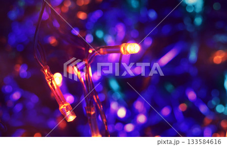 電飾のカラフルで美しい光の写真　幻想的なイルミネーション　冬　玉ボケ 133584616