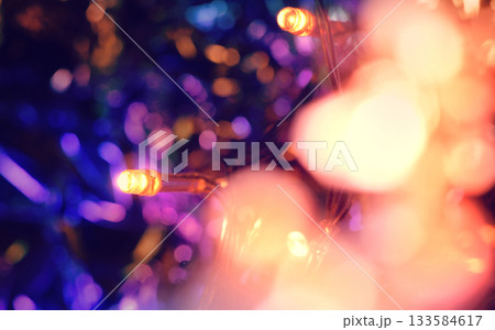 電飾のカラフルで美しい光の写真　幻想的なイルミネーション　冬　玉ボケ 133584617