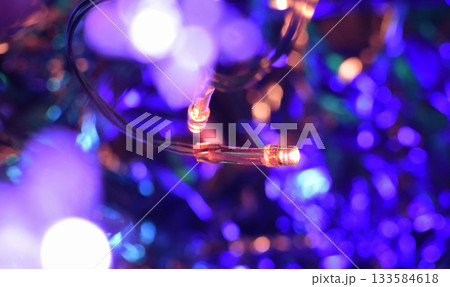 電飾のカラフルで美しい光の写真　幻想的なイルミネーション　冬　玉ボケ 133584618