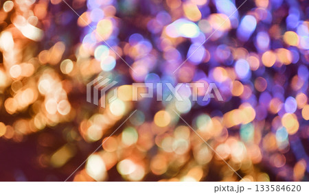 カラフルな玉ボケの写真　抽象的で美しい光の背景装飾　イルミネーション 133584620