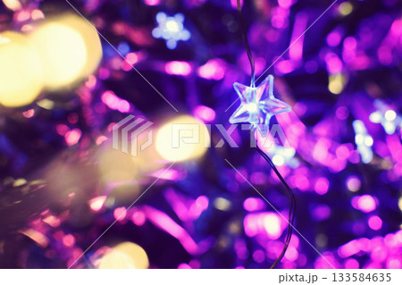 星型の電飾 カラフルで美しい光の写真 幻想的なイルミネーション 冬 玉ボケ 星型の電飾 カラフルで美しい光の写真 幻想的なイルミネーション 冬 玉ボケ 133584635