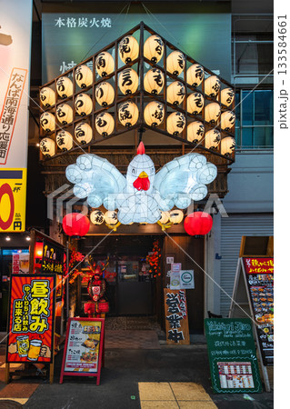 [大阪・難波千日前] 巨大な鶏の提灯が目印の,活気ある焼き鳥ジローの居酒屋。 133584661