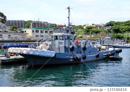 軍港・横須賀で艦艇の出入港支援や非自走船等の曳航を行う… 曳船(タグボート) 133586810
