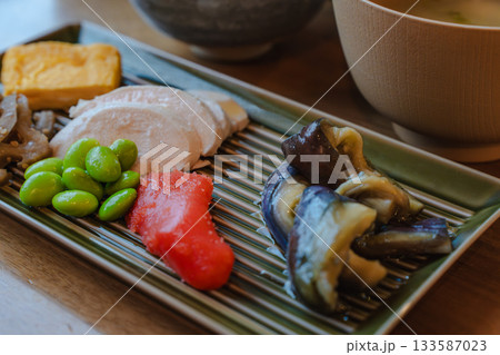 だし巻き卵や鶏ハム、なすの煮びたし、明太子を添えた和風の朝食 133587023