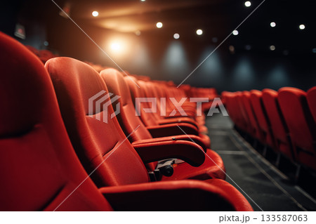 映画館の赤い座席と静寂のひととき｜上映前の高揚と余白を描いたシネマ空間 133587063